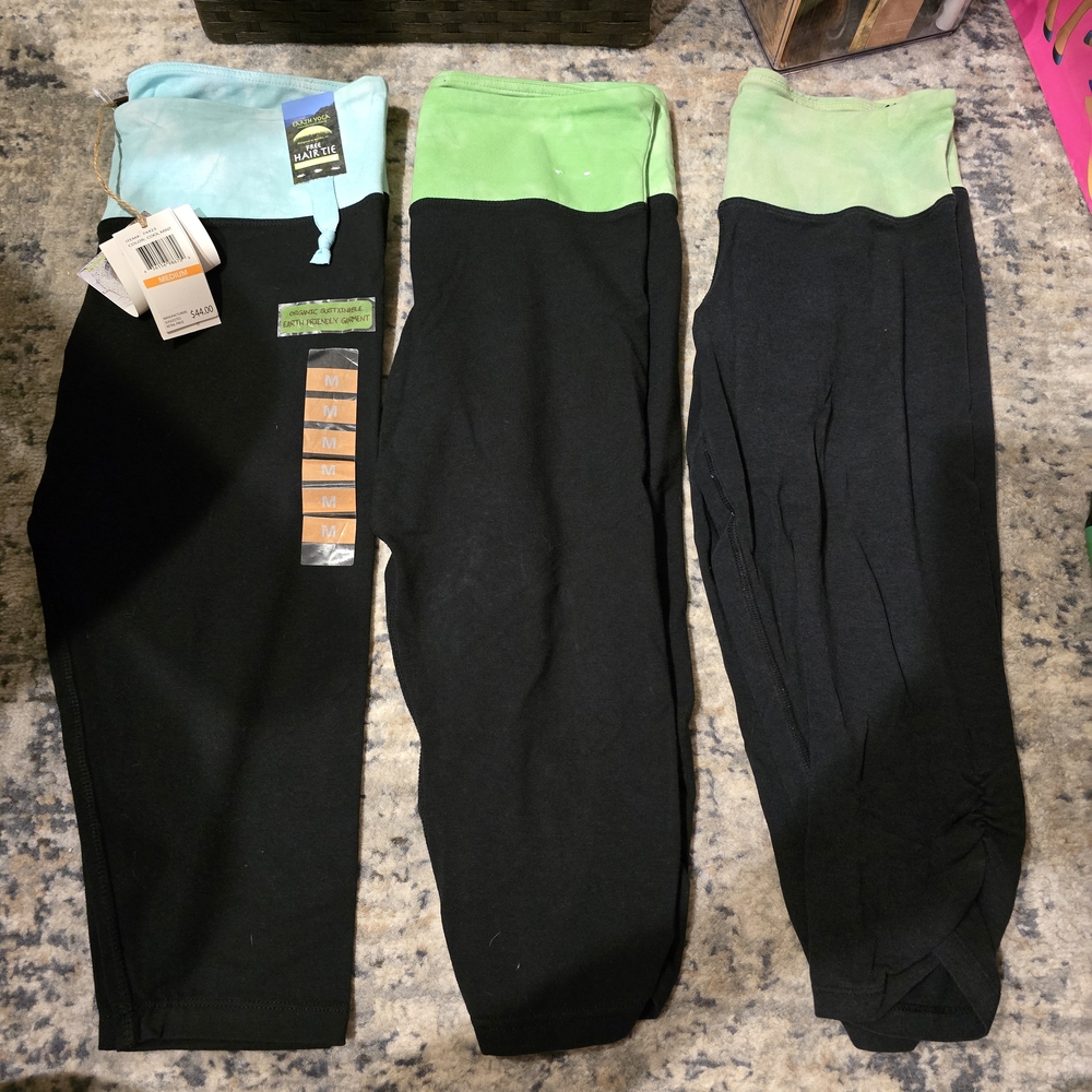 Earth Yoga Size Medium Capri Leggings